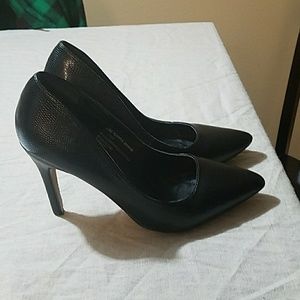 Black textured pump